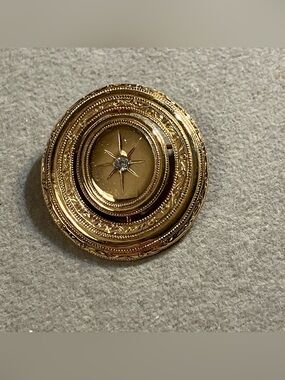 AS IS VTG Avon Locket Gold Tone Oval Spinner Brooch Victorian Style Starburst